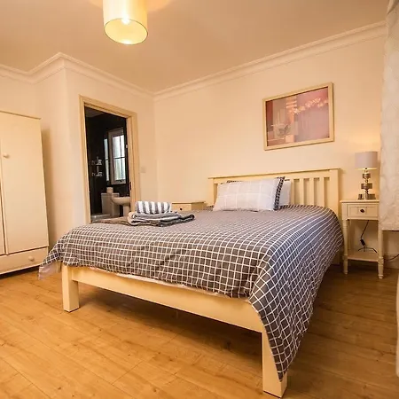 Bradog House - Beautiful 4 Bedroom House In *