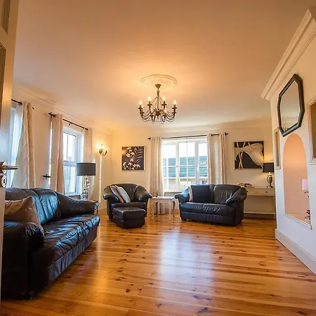 Bradog House - Beautiful 4 Bedroom House In *