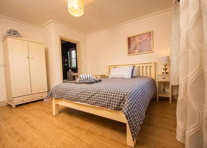 Bradog House - Beautiful 4 Bedroom House In *