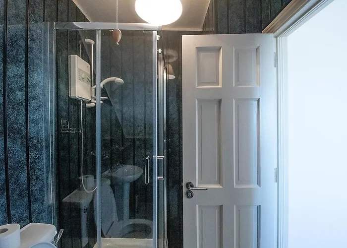 Сasa de vacaciones Bradog House - Beautiful 4 Bedroom House In *